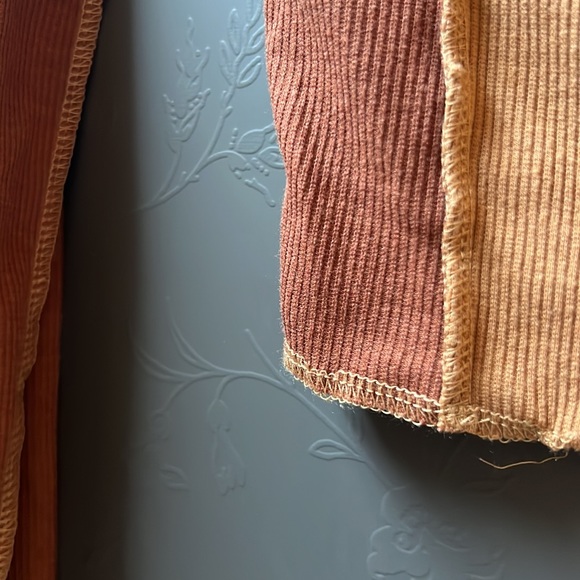 Forever 21 Long Sleeve V-Neck Low Shades of Brown Top Size S - Picture 8 of 9